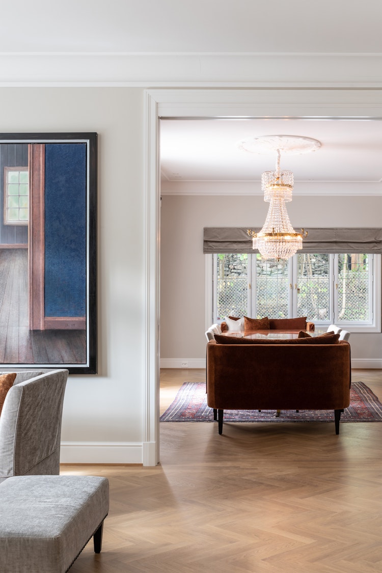 Klassisk spisestue i sveitserhus, renovert av WOOD med fokus på elegante historiske elementer som stukkatur og kakkelovn.